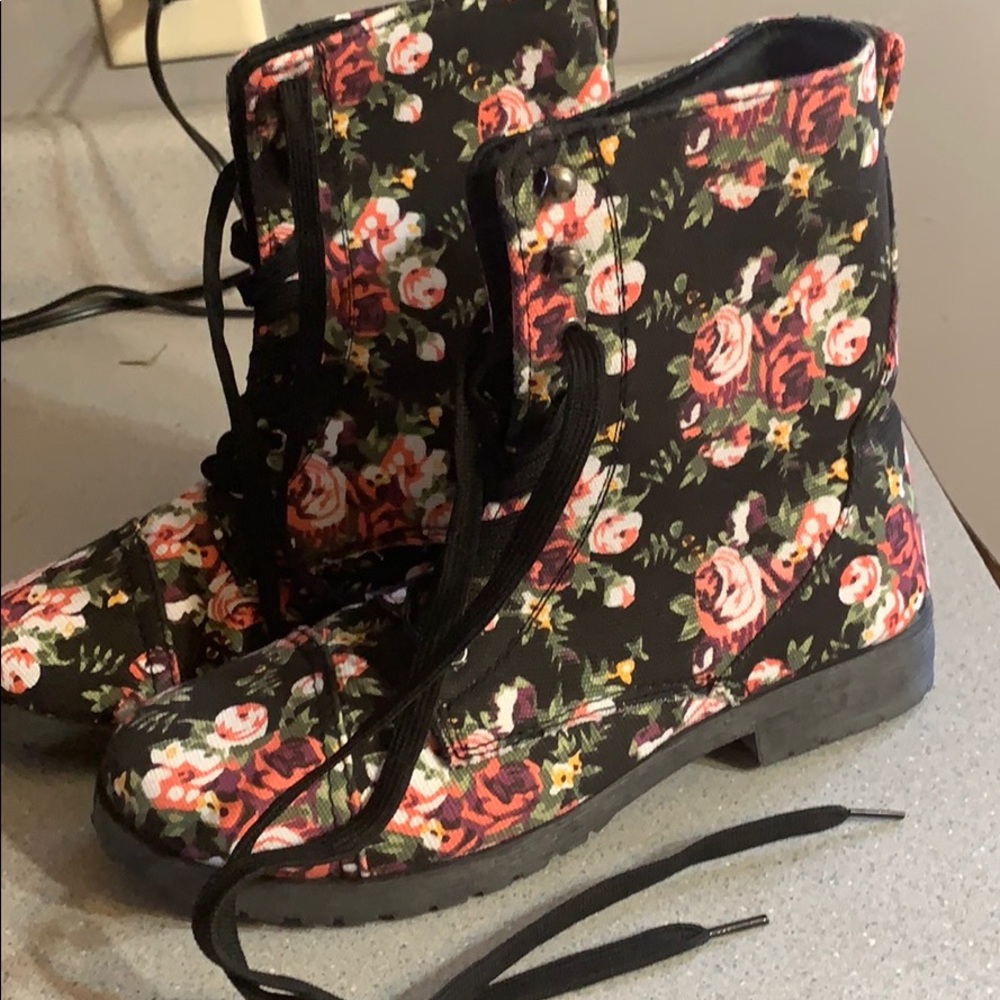 Floral pattern lace ups boots, super cute